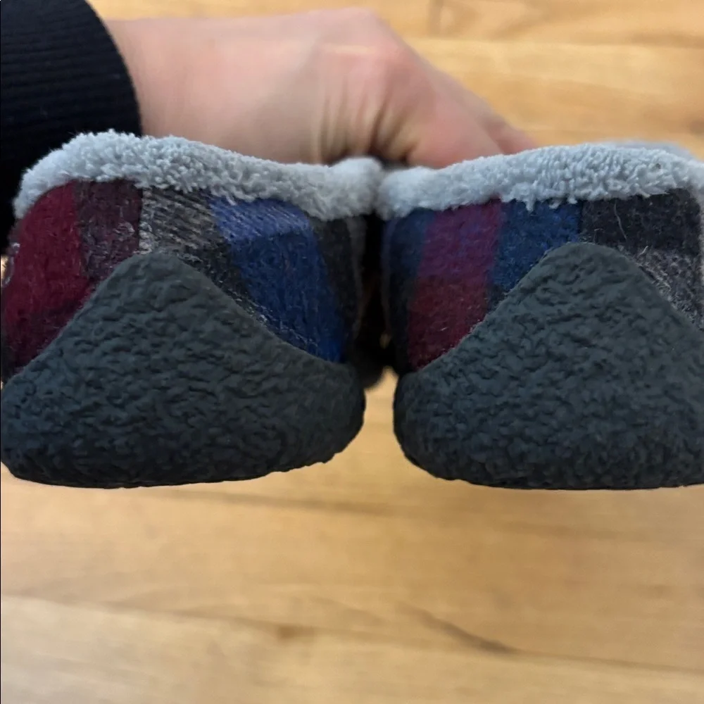 Keen plaid Howser Slippers size US 7